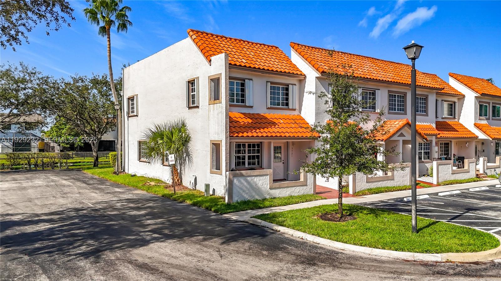 9521 NW 42nd St, Sunrise FL 33351