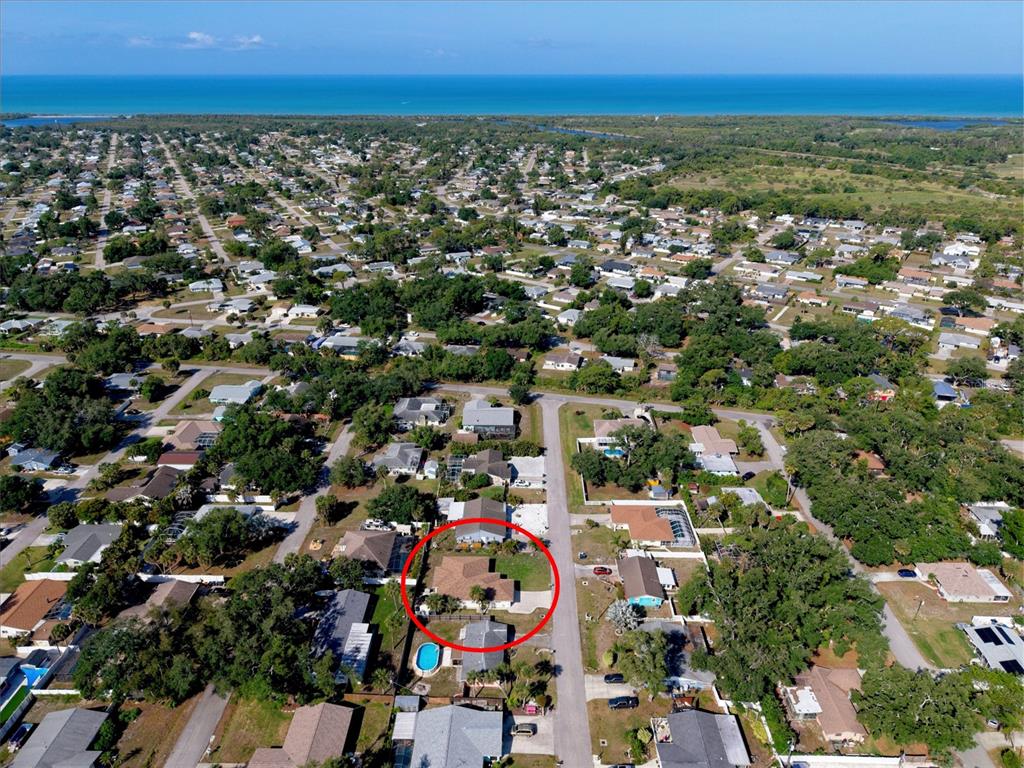 An aerial view shows a residential neighborhood with a red circle highlighting a single-family home — 541 FALKLAND ROAD, VENICE, FL