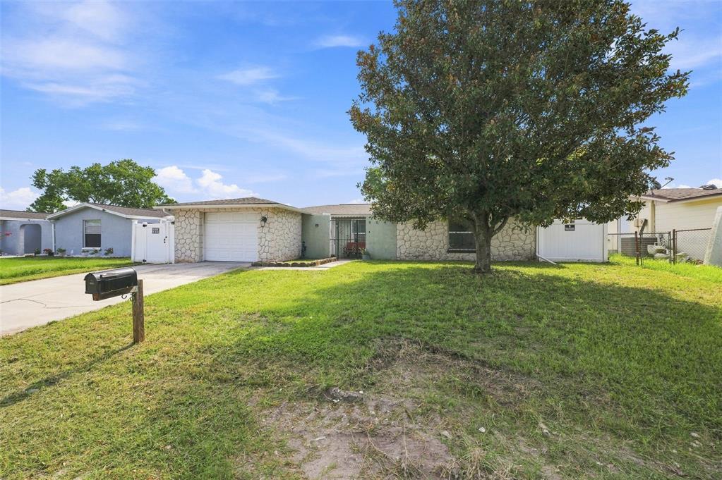 9040 CRABTREE LANE, PORT RICHEY, FL — photo 4 of 30