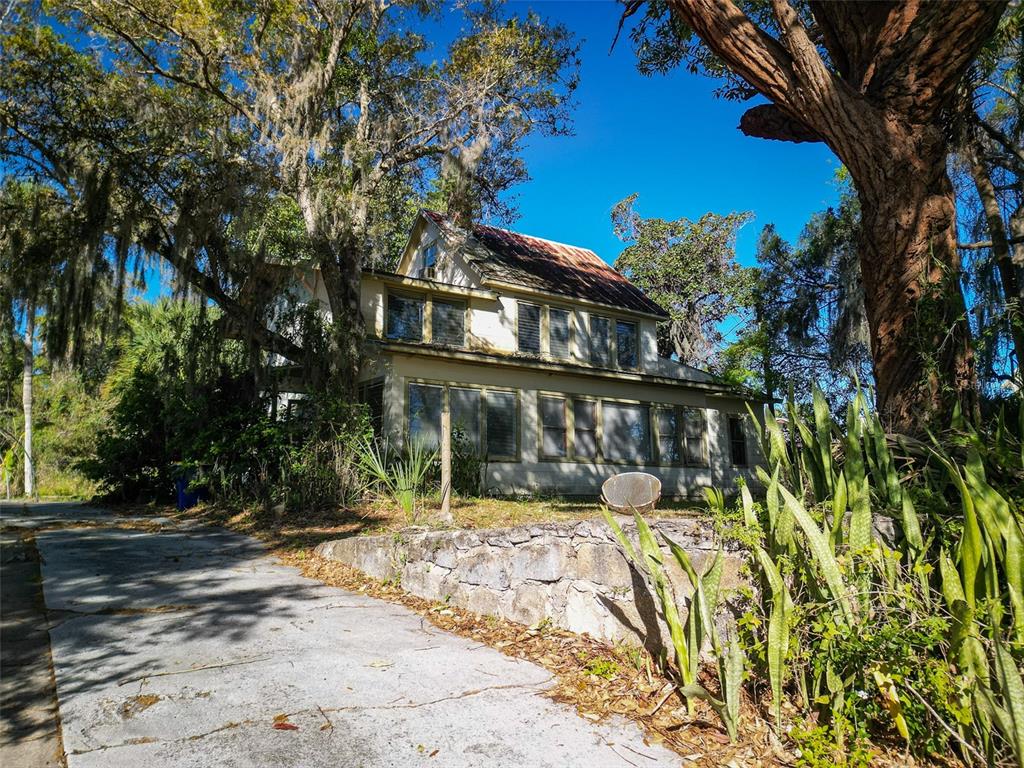114 N RIVERSIDE DRIVE