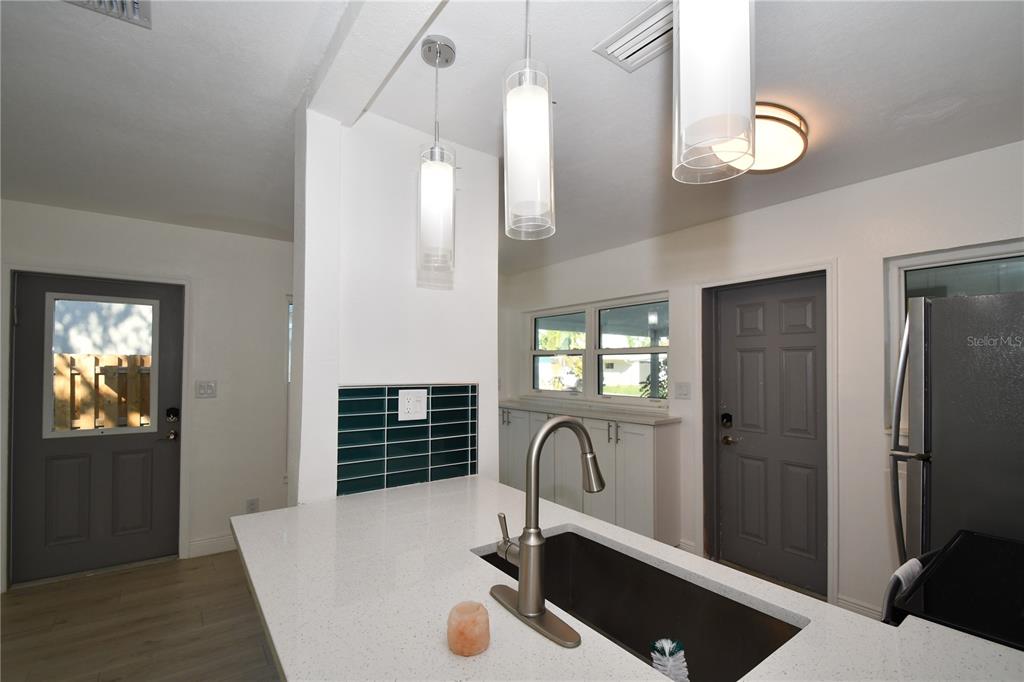 547 TRADE WINDS DRIVE, DUNEDIN, FL — photo 2 of 15