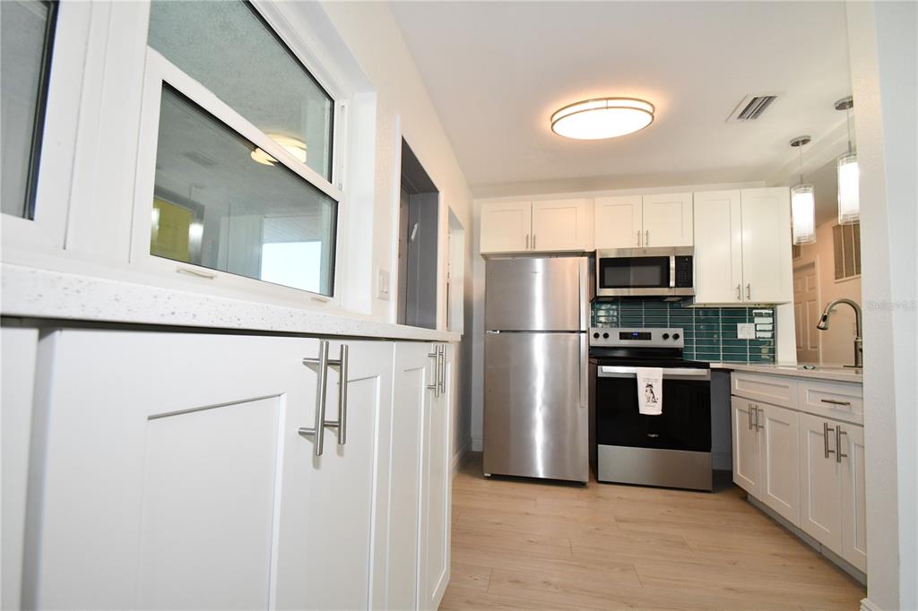 547 TRADE WINDS DRIVE, DUNEDIN, FL — photo 3 of 15