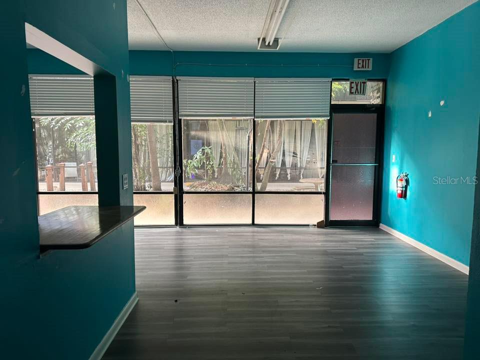 2595 TAMIAMI TRAIL