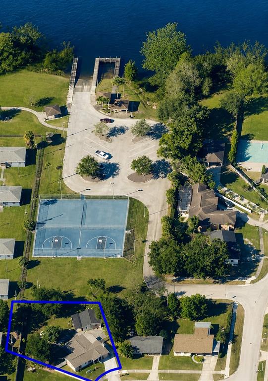 This aerial view shows a residential property outlined in blue near a park and water — 632 MAYS COURT, ORLANDO, FL