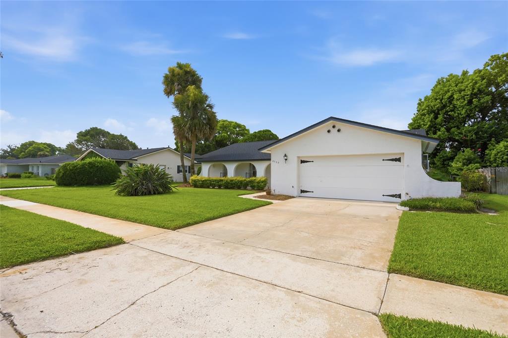 A covered outdoor walkway features arched openings, a wall-mounted light fixture, and a black mailbox — 2703 TIERRA CIRCLE, WINTER PARK, FL