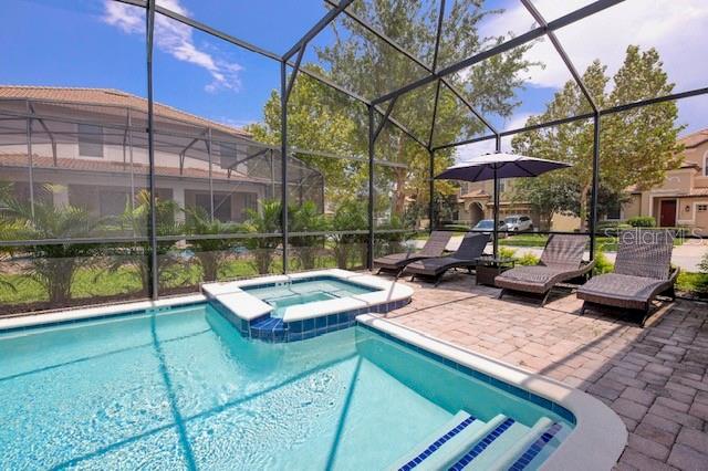 A screened-in pool and spa area with lounge chairs and a patio — 9101 EL CARO LANE, DAVENPORT, FL