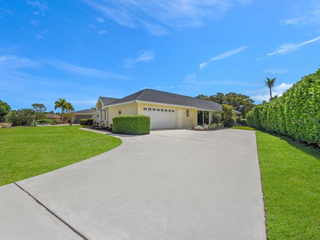491 CYPRESS WAY E, NAPLES, FL — photo 2 of 30