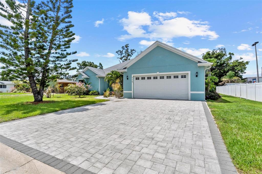 716 LAUREL AVENUE, VENICE, FL — photo 2 of 30