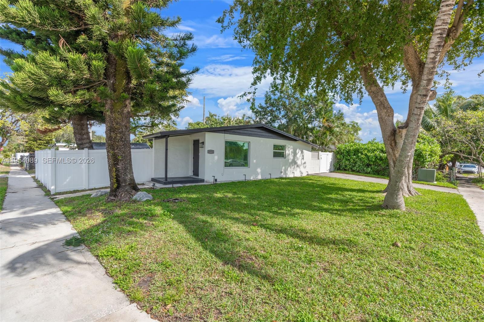 5771 SW 39th St, Davie FL 33314