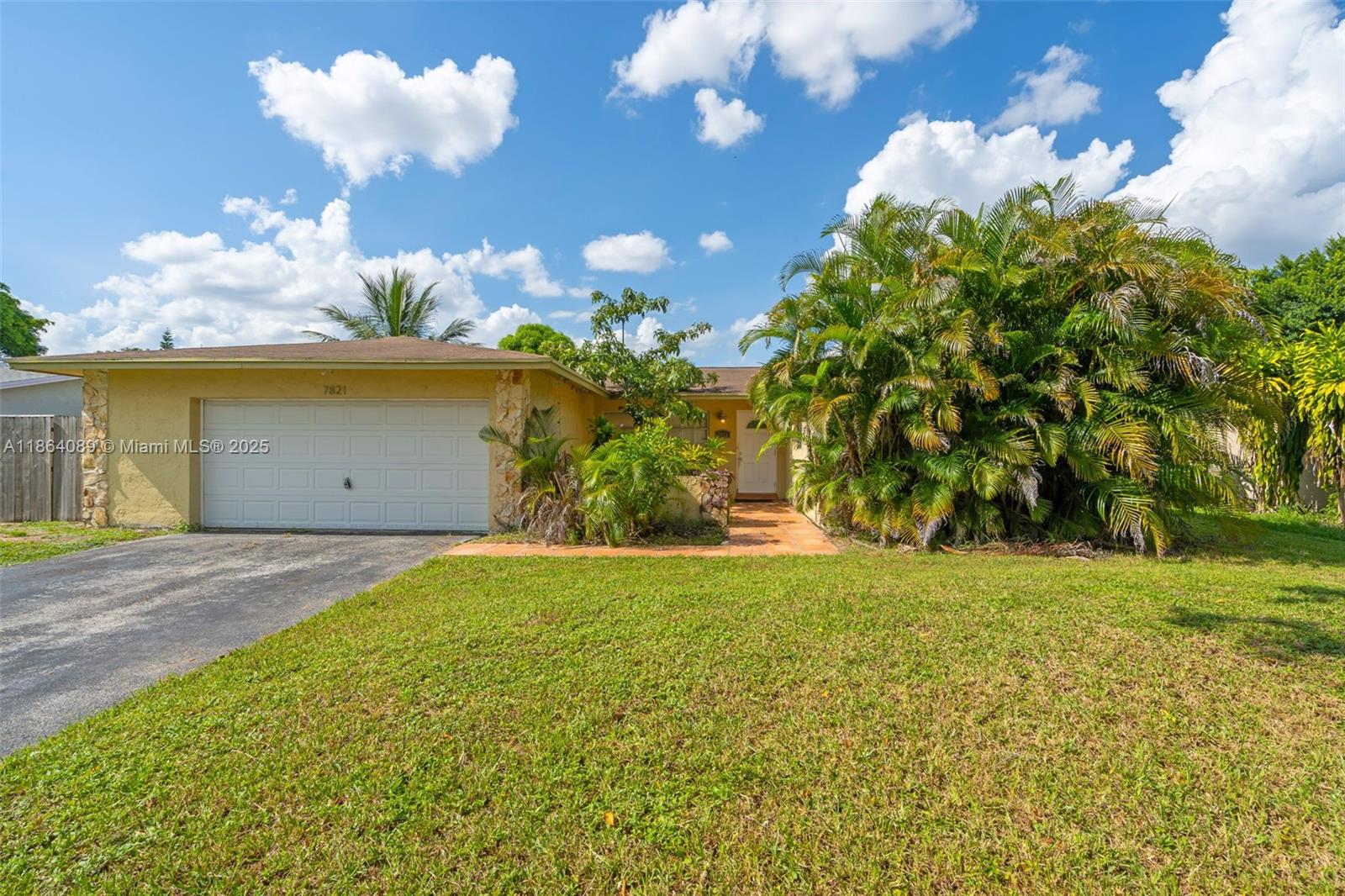 7821 NW 45th St, Lauderhill FL 33351