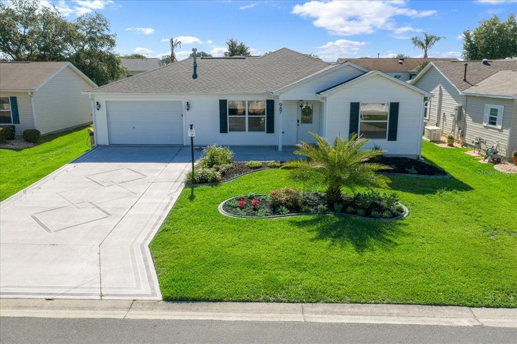 A screened-in patio features a swimming pool, outdoor dining area, and lounge chairs — 987 CANDLER PLACE, THE VILLAGES, FL