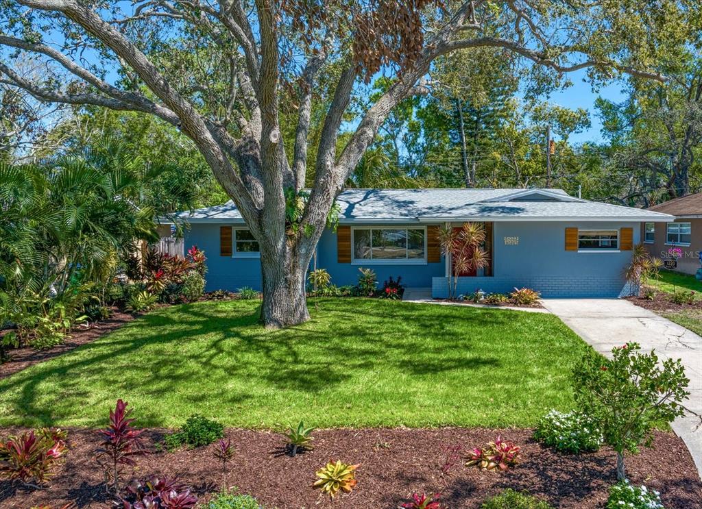 1220 PARKVIEW LANE