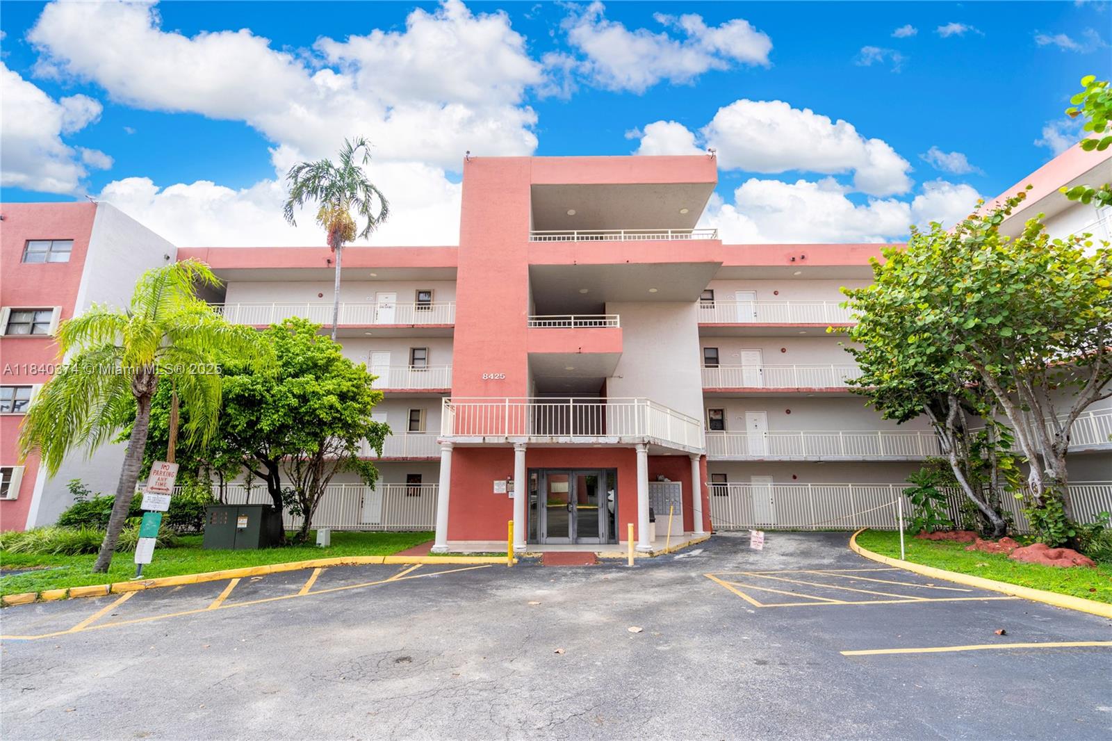 8425 NW 8th St # 304, Miami FL 33126