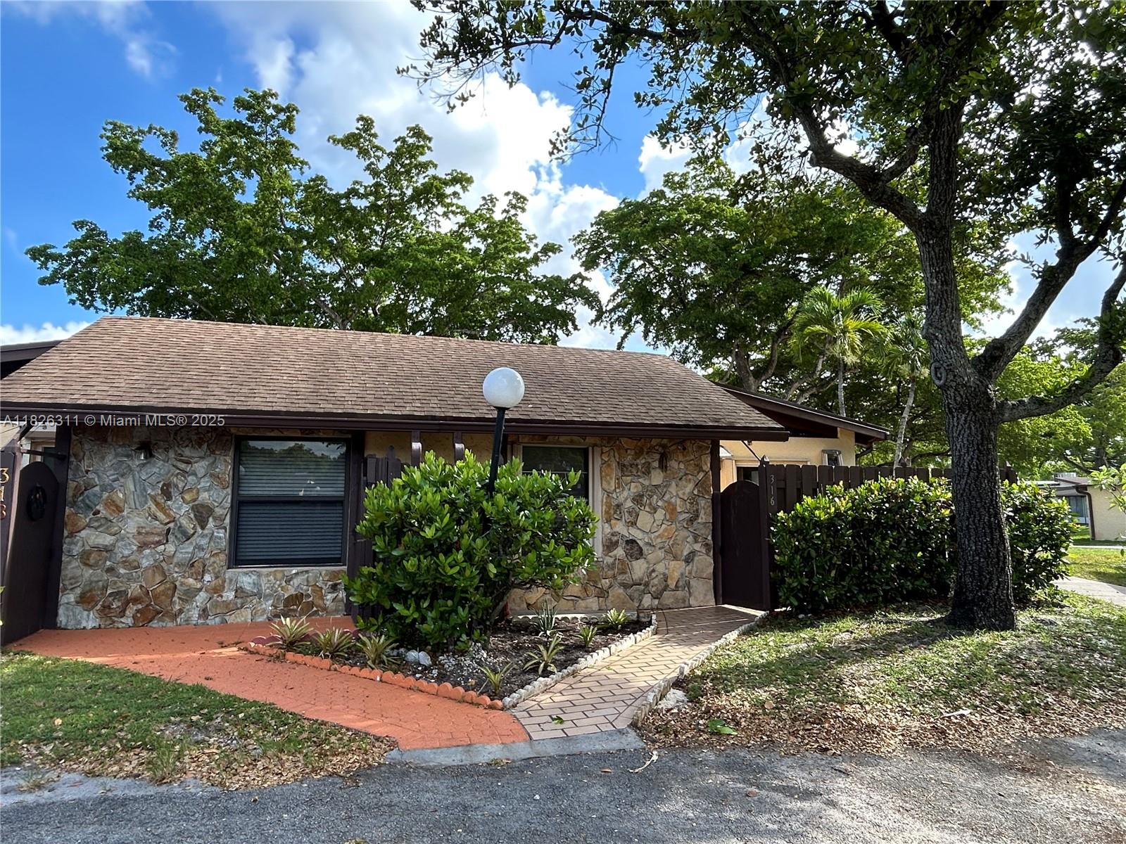 316 Briarwood Cir # 17, Hollywood FL 33024