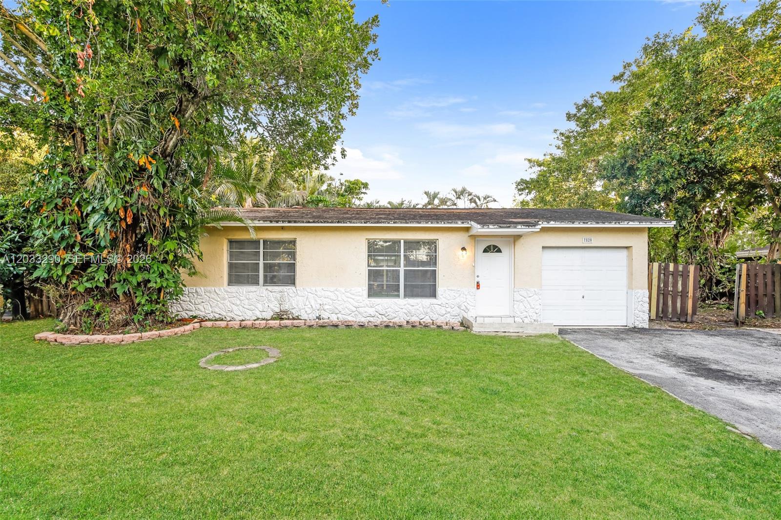 7820 SW 9th St, North Lauderdale FL 33068