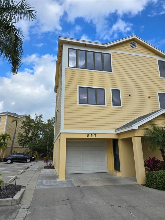 657 CEDARS COURT