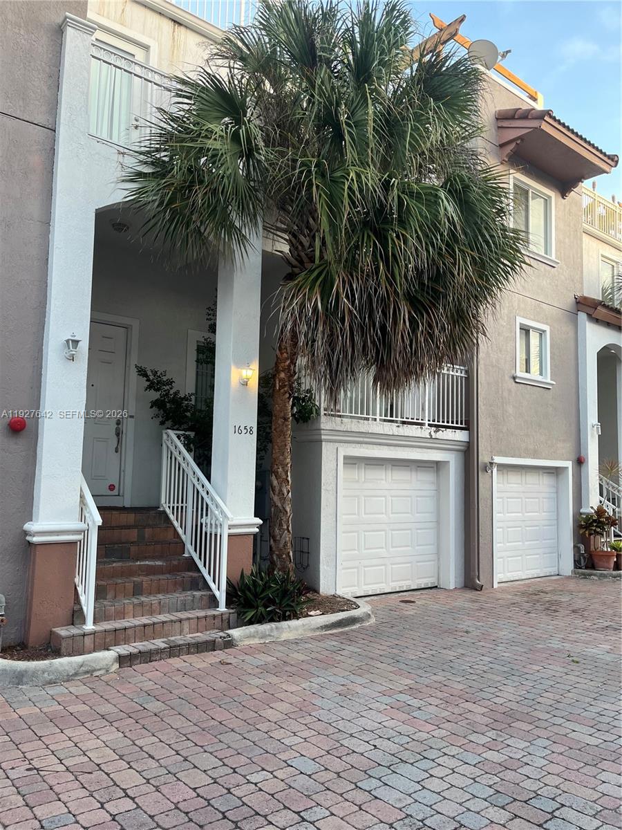 1658 Hayes St, Hollywood FL 33020
