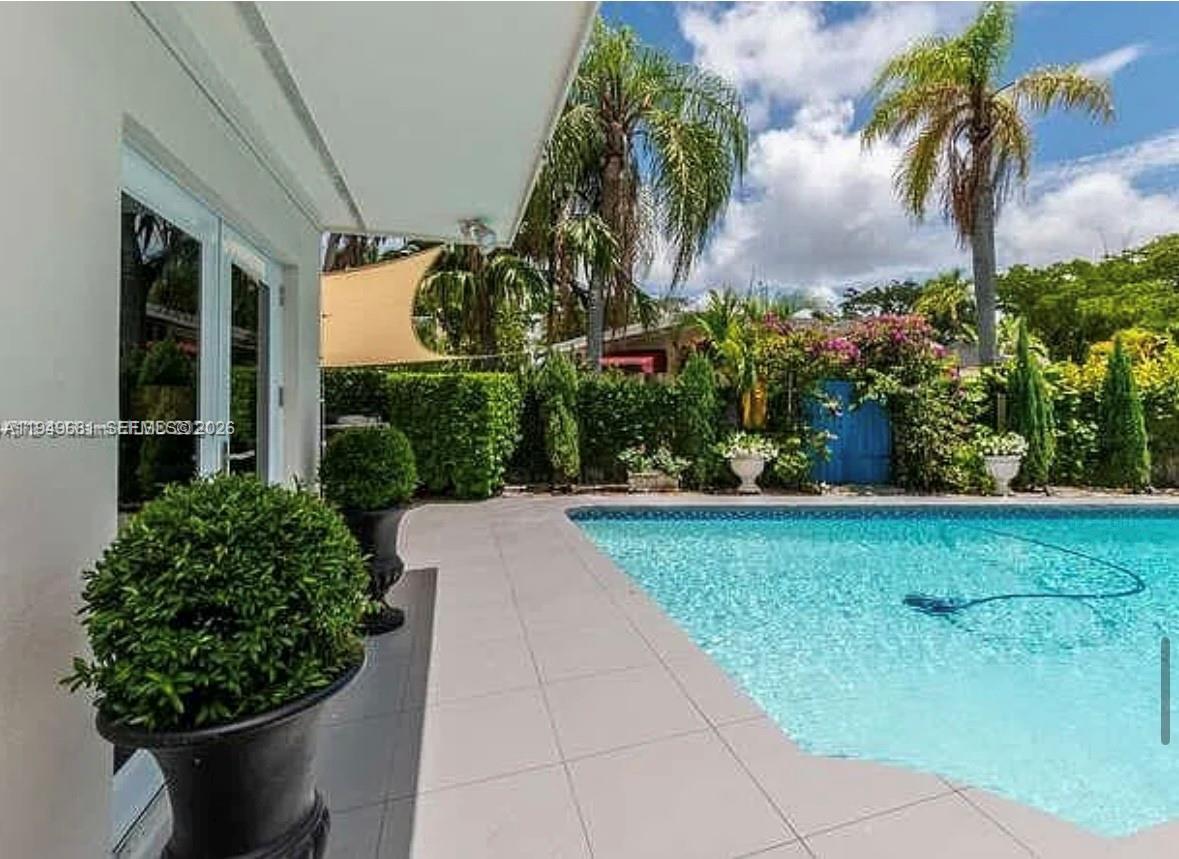 2075 S Hibiscus Dr, North Miami FL 33181