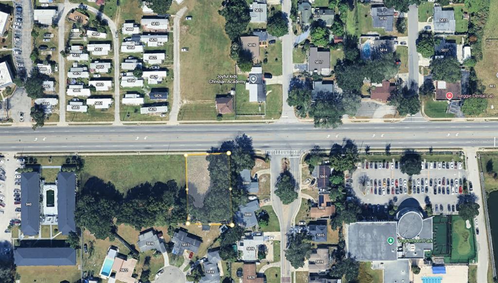 This aerial map shows a vacant, tree-covered lot outlined in yellow near a busy road — 840 W OAK RIDGE ROAD, ORLANDO, FL