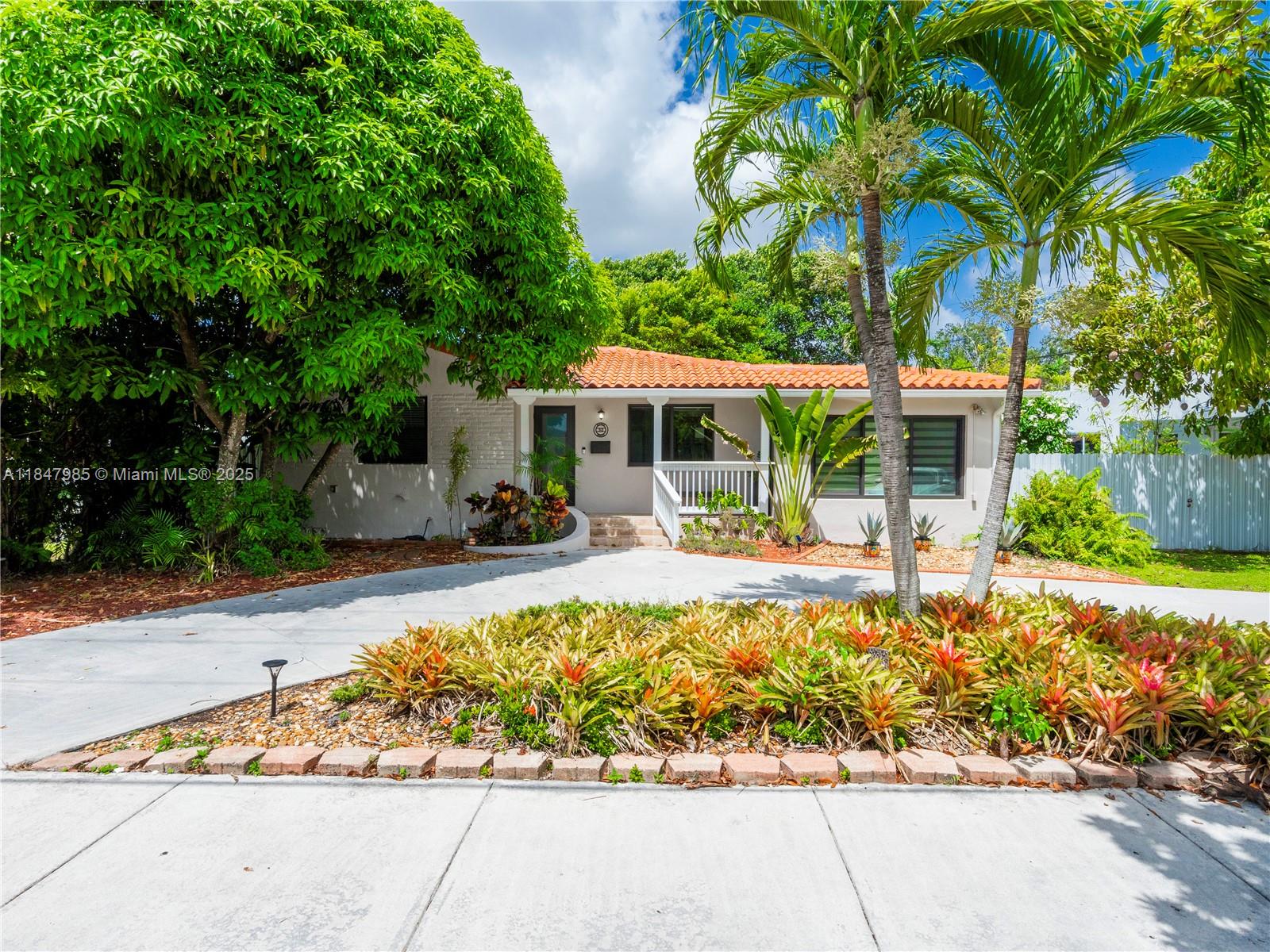 32 Hammond Dr, Miami Springs FL 33166
