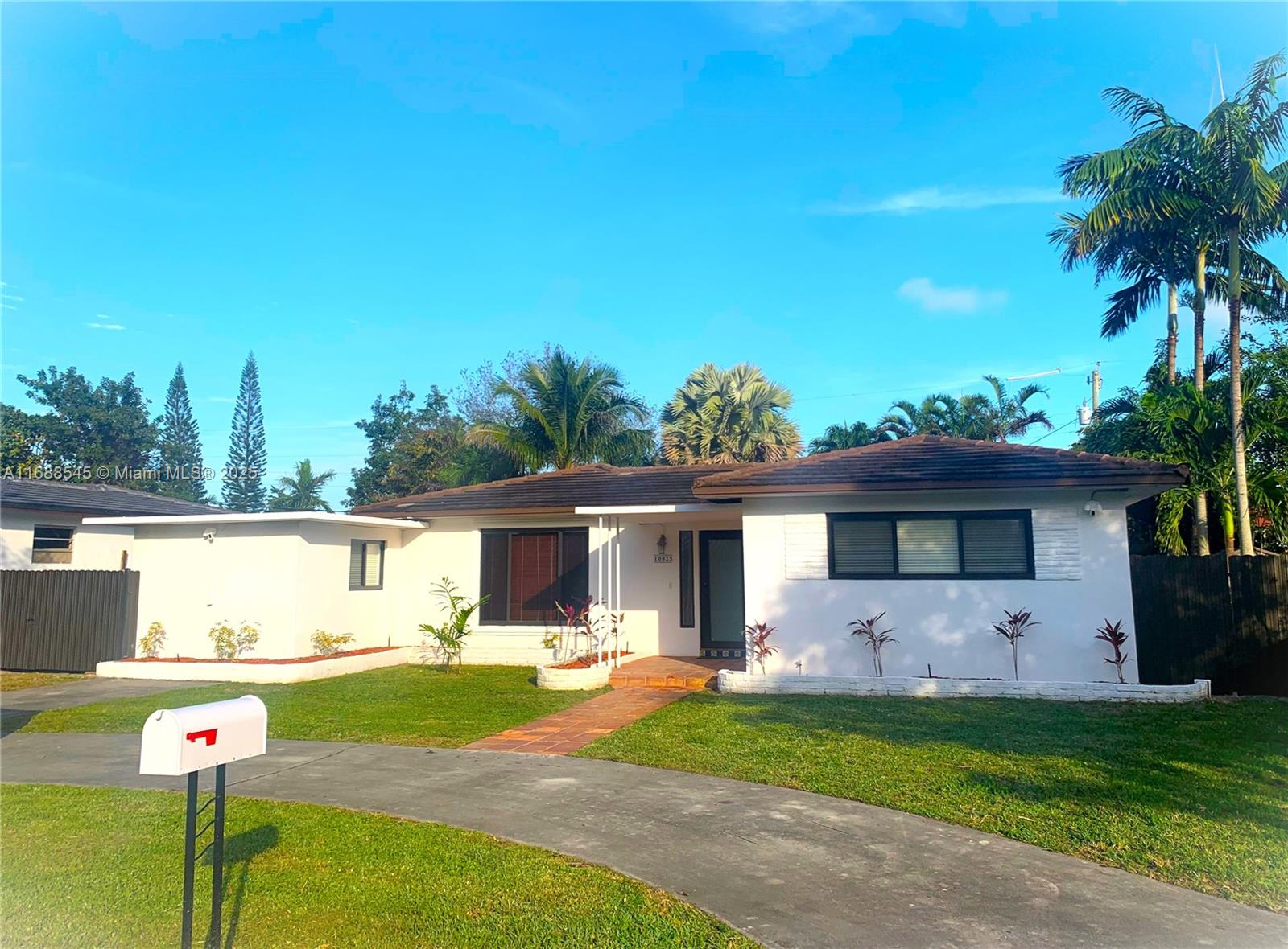 10825 Peachtree Dr, Miami FL 33161