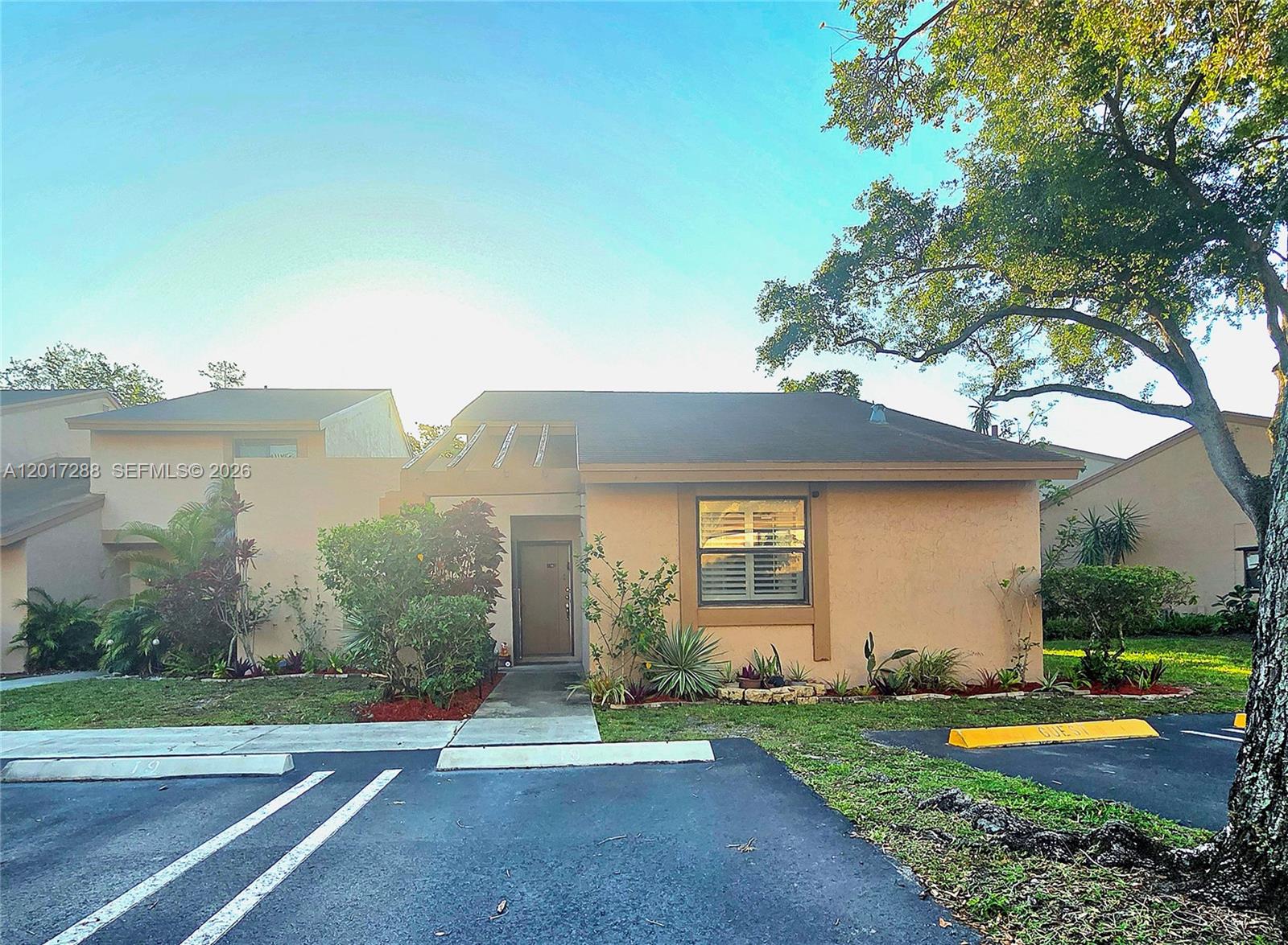 19 Chestnut Cir, Cooper City FL 33026