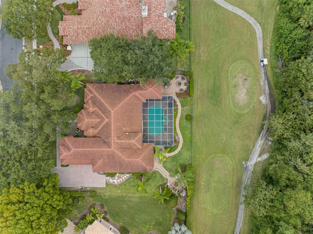 An aerial view of a house with a screened-in pool, patio, and backyard — 531 ISLEWORTH CLOSE, TARPON SPRINGS, FL