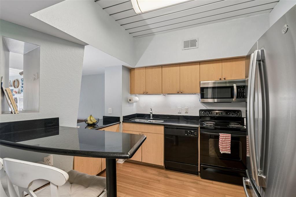 A bedroom features a bed with a tufted headboard, a wooden dresser, and a ceiling fan — 2331 W HORATIO STREET UNIT 625, TAMPA, FL