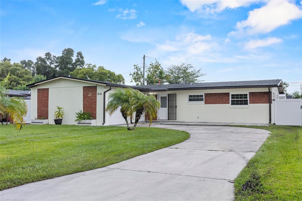 819 ROYAL OAK DRIVE
