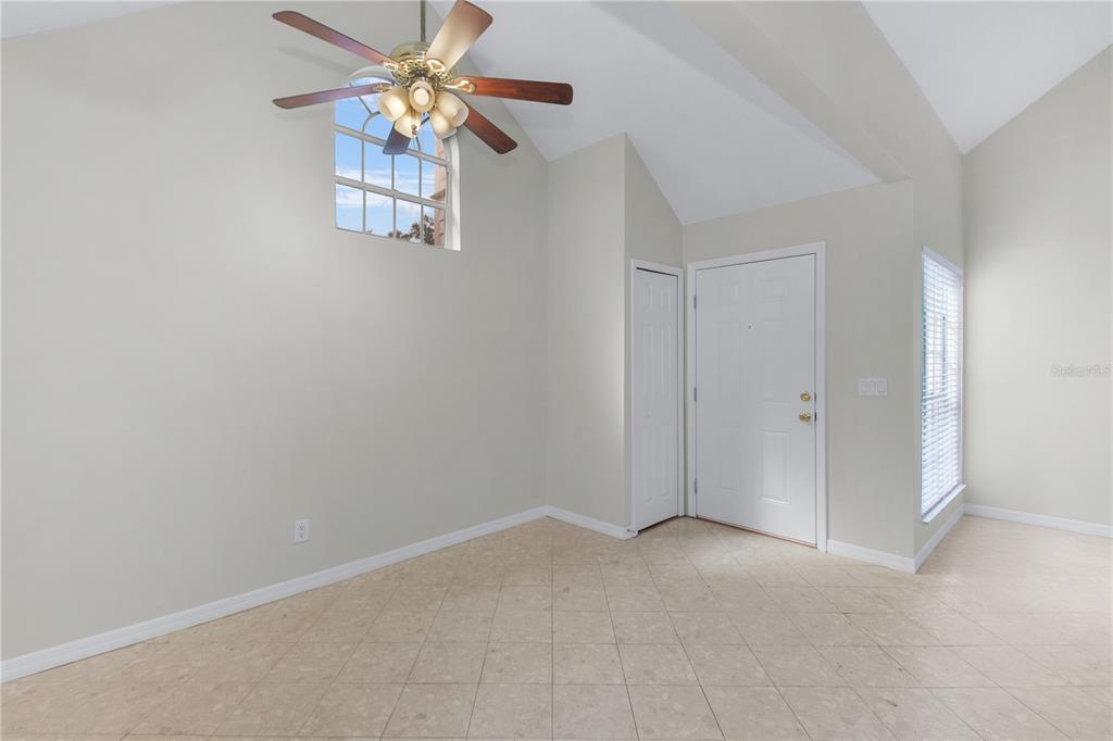 A room with tile flooring, a vaulted ceiling, a ceiling fan, and an arched window — 605 YOUNGSTOWN PARKWAY UNIT 30, ALTAMONTE SPRINGS, FL