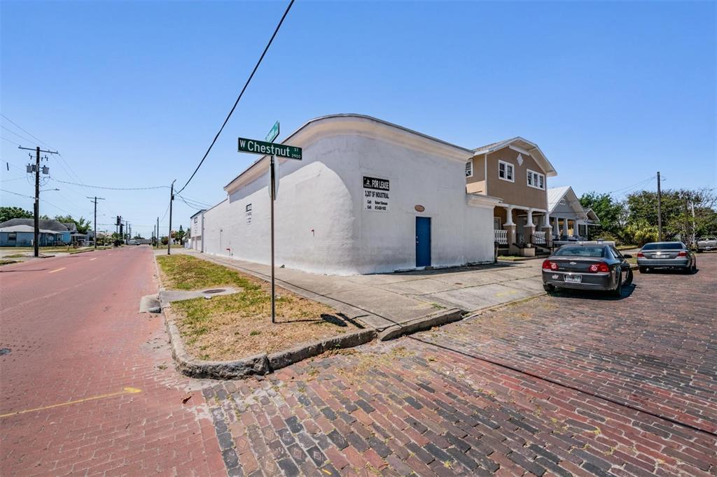 2902 W CHESTNUT STREET