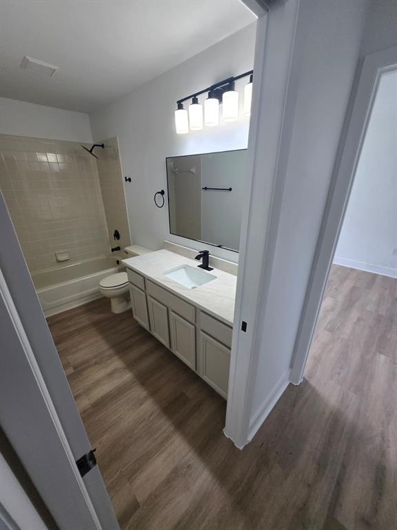 A bathroom features a vanity with a white countertop, a mirror, and a tub-shower combo — 3448 GLEN ABBEY LANE, LAKELAND, FL