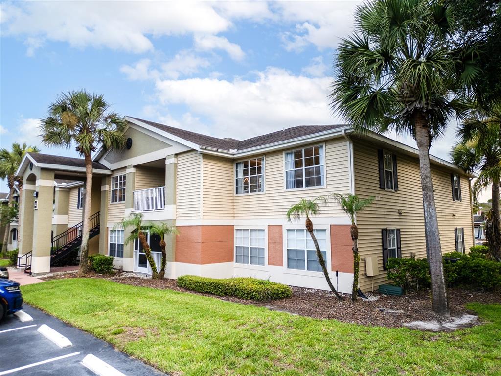 An entryway features a bar cart, floating shelves, a shoe cabinet, and wood flooring — 1910 SUMMER CLUB DRIVE UNIT 212, OVIEDO, FL