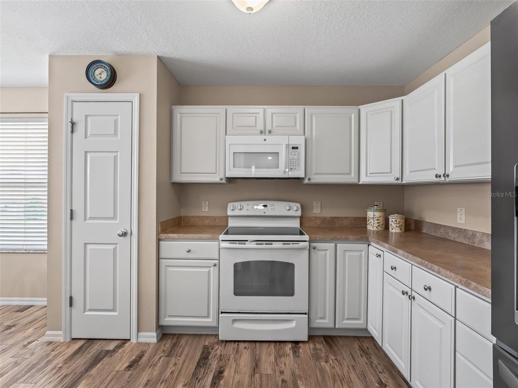 1906 HARSTON TRAIL, THE VILLAGES, FL — photo 4 of 30