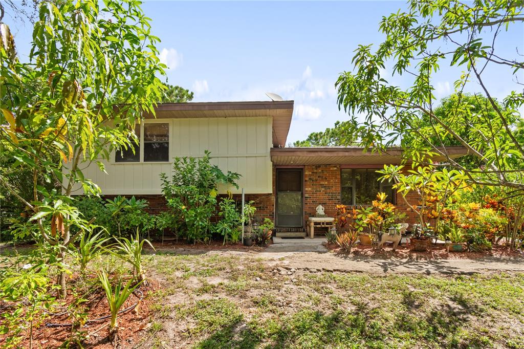 1360 COLLANY LANE