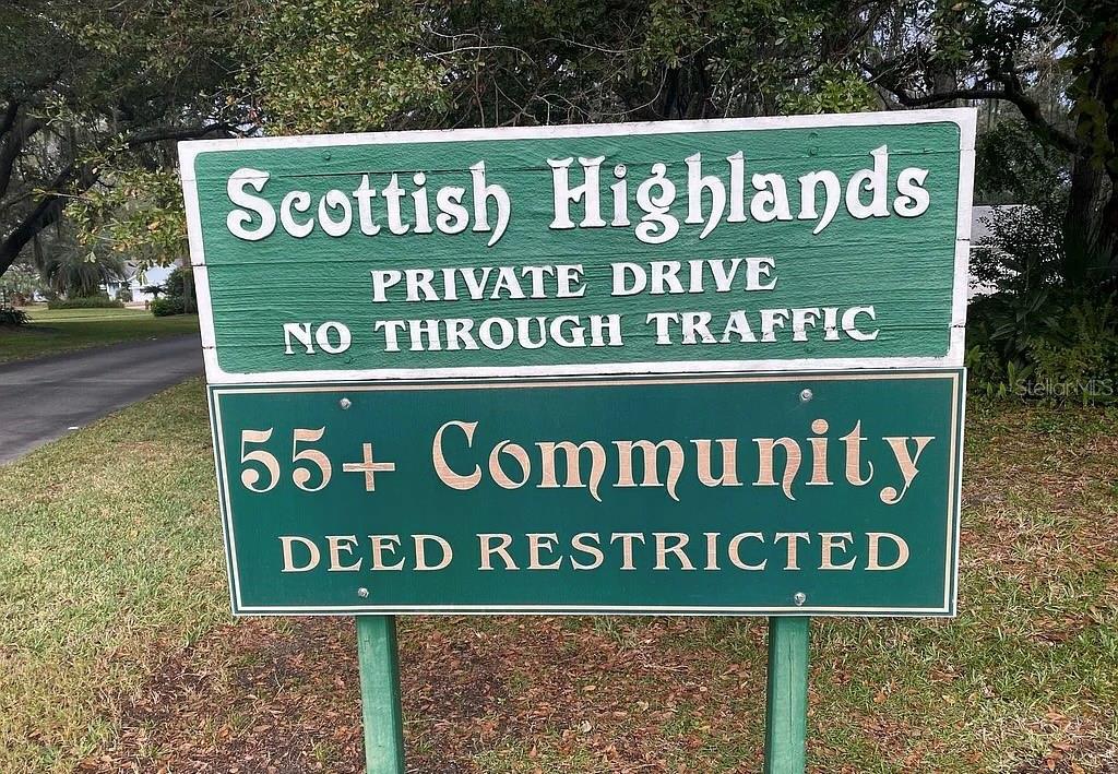 A green sign indicates the entrance to the Scottish Highlands 55+ deed-restricted community — 35 ABERDEEN CIRCLE, LEESBURG, FL