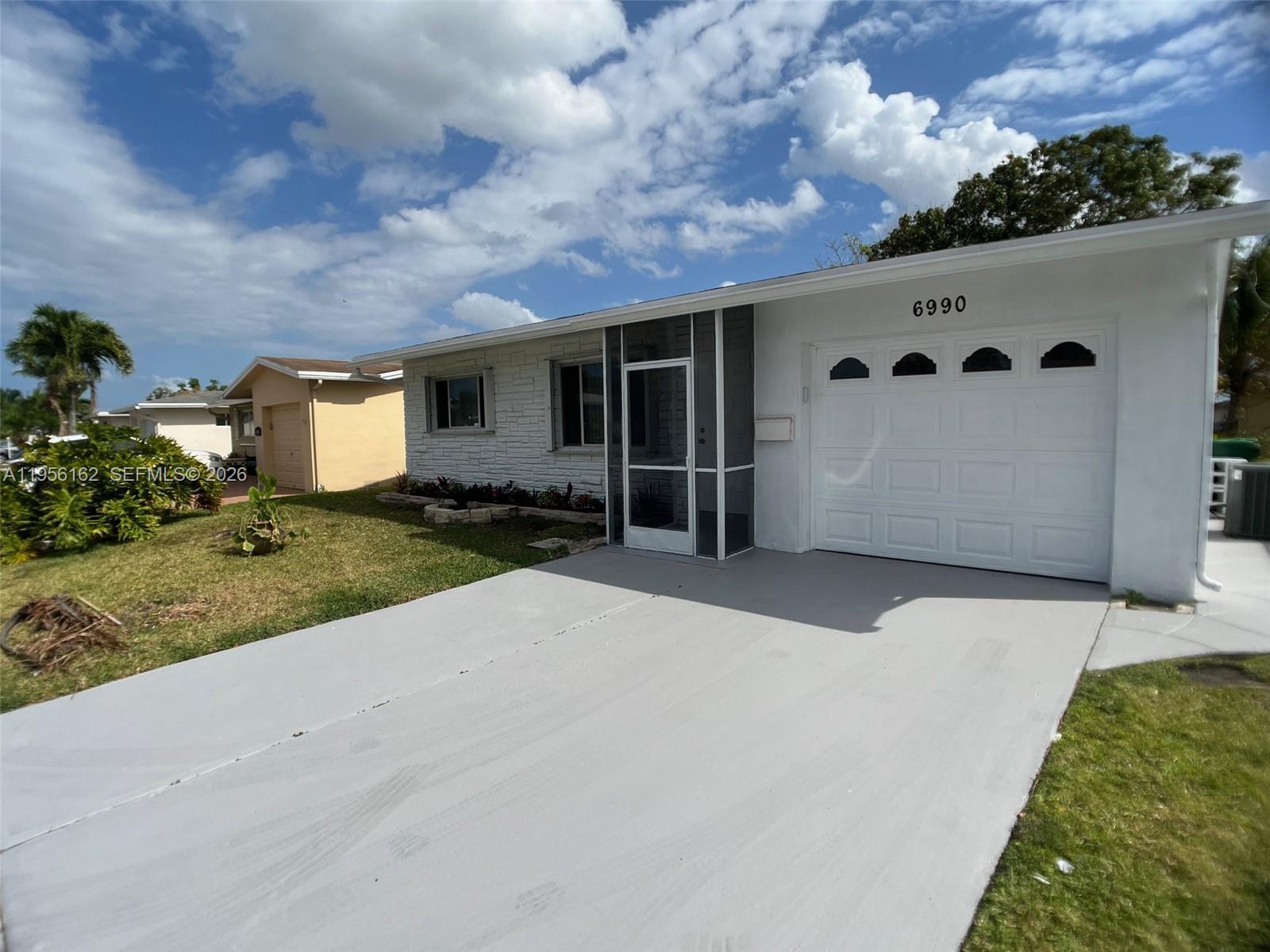 6990 NW 17th St, Margate FL 33063