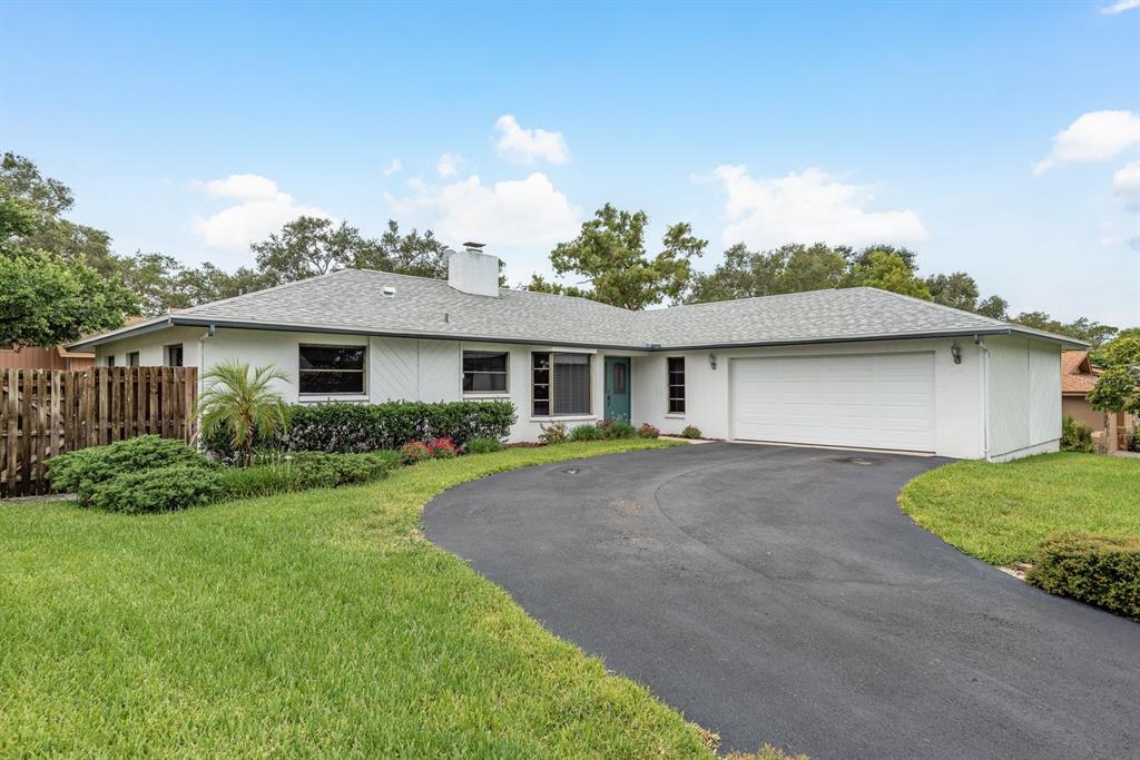 828 LAKESIDE TERRACE