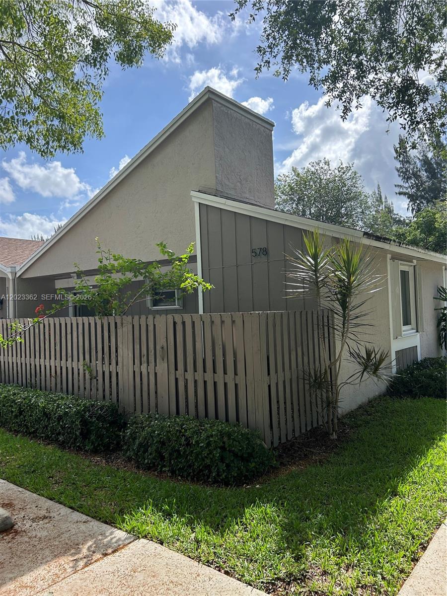 578 Woodgate Cir, Sunrise FL 33326