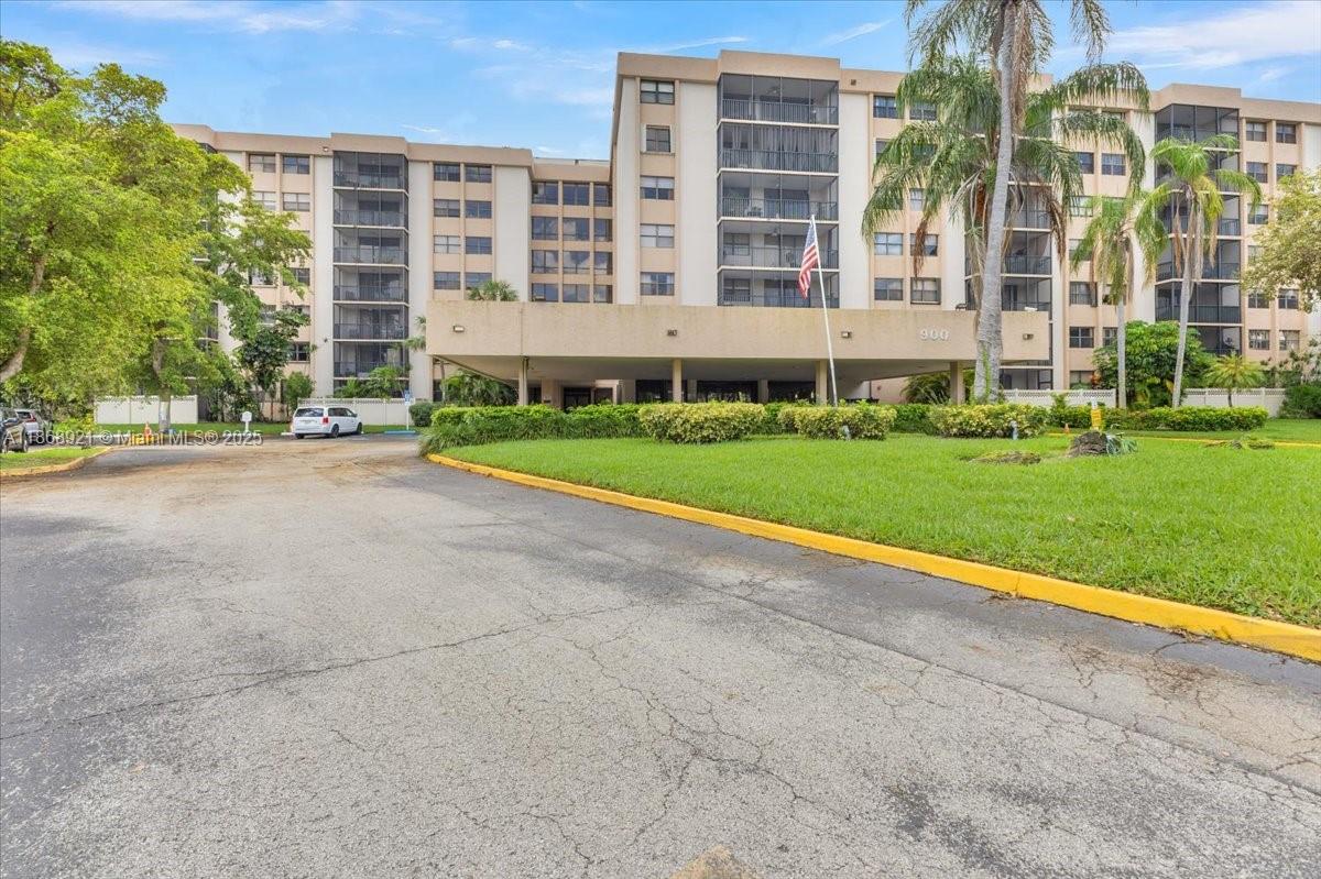 900 NE 195th Street # 607, Miami FL 33179