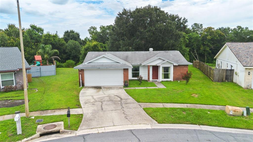 A single-story brick and siding house with a two-car garage and a concrete driveway — 629 STILLVIEW CIRCLE, BRANDON, FL