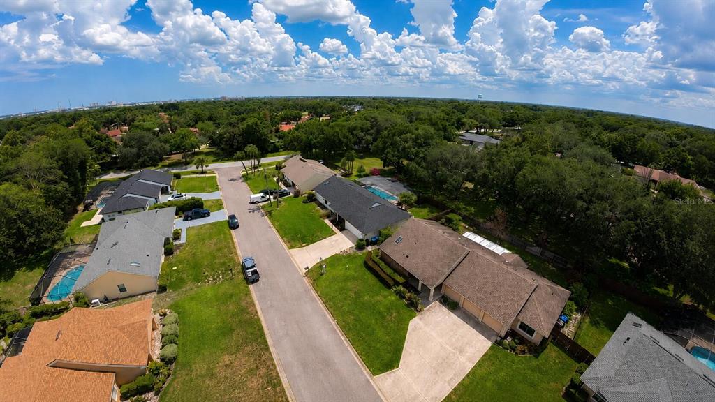 An aerial view of a suburban neighborhood featuring several single-family homes with pools and lawns — 6350 OAK MEADOW BEND, ORLANDO, FL