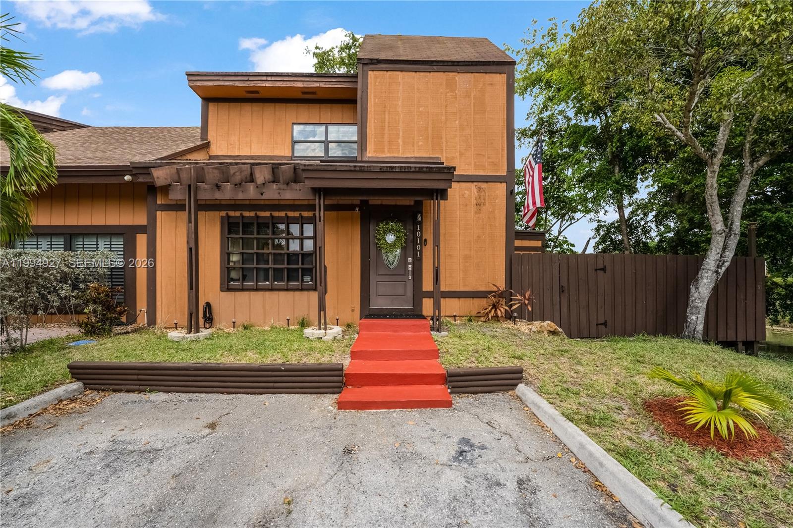 10101 Woodbury Ct, Pembroke Pines FL 33026