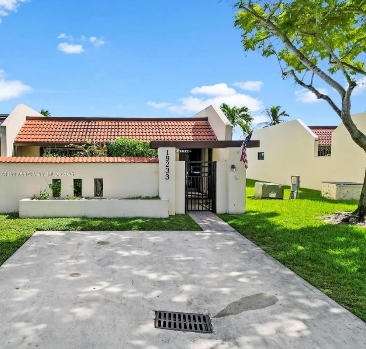 19233 NW 64th Ct, Hialeah FL 33015