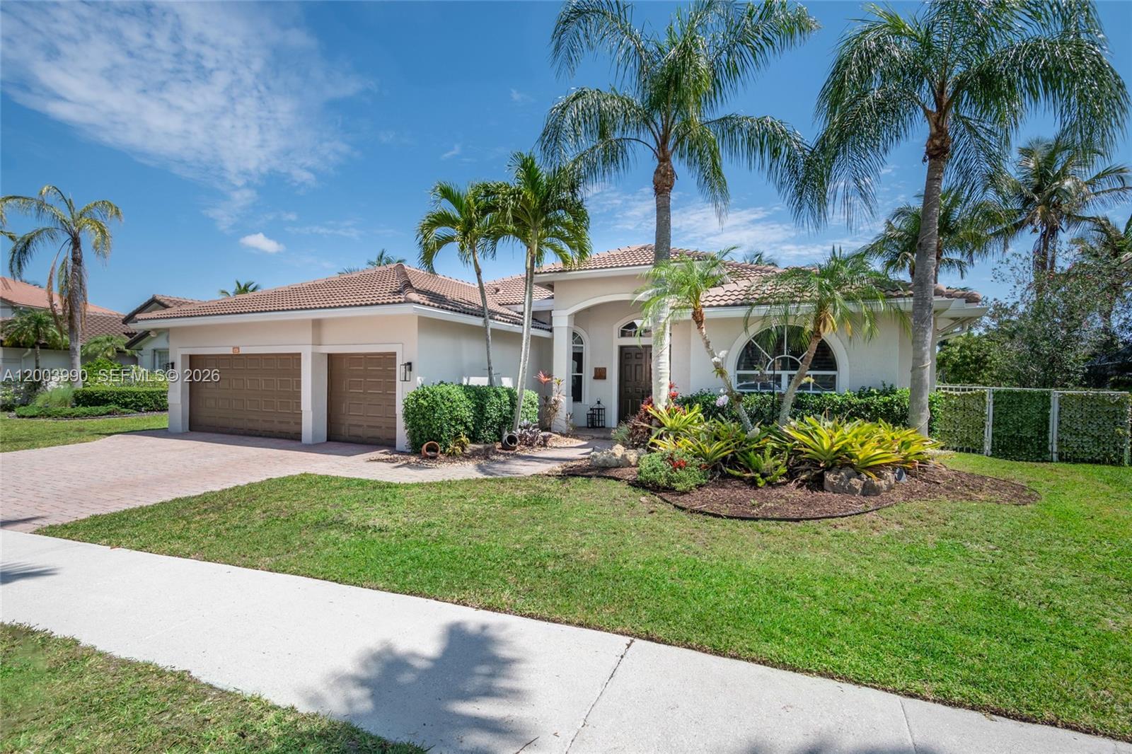 1776 Victoria Pointe Cir, Weston FL 33327
