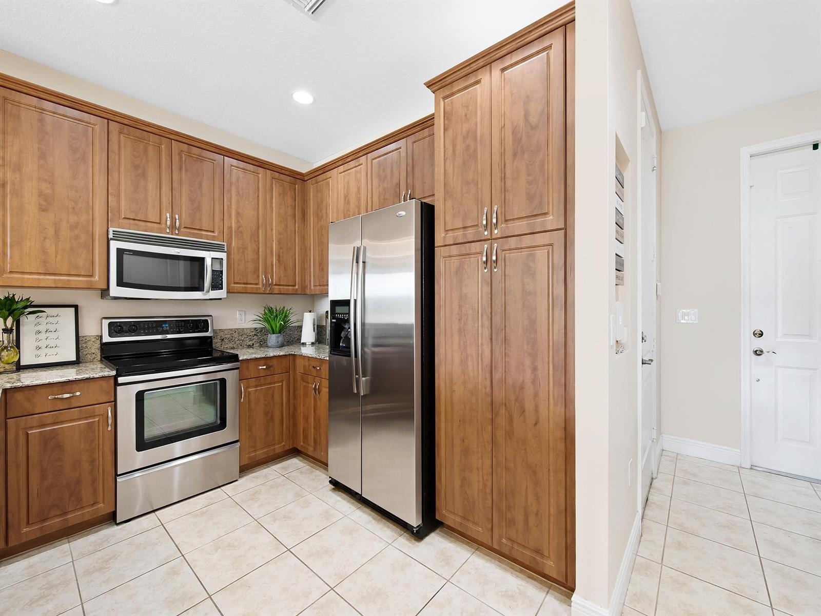 A kitchen with white cabinets, stainless steel appliances, and a peninsula with a sink — 4792 Sundance Way # 4792, Davie FL 33328, DAVIE, FL