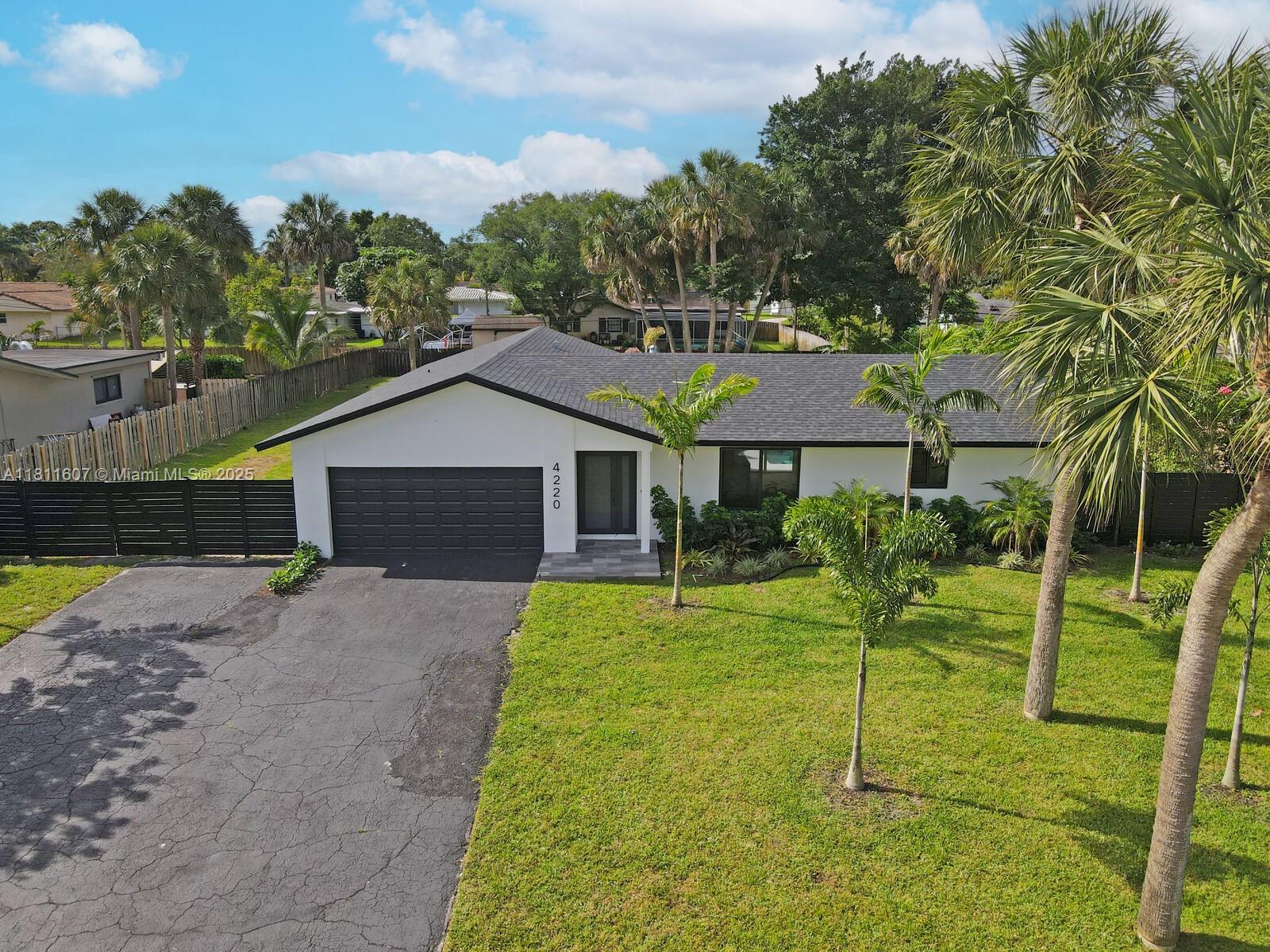 4220 SW 4th St, Plantation FL 33317