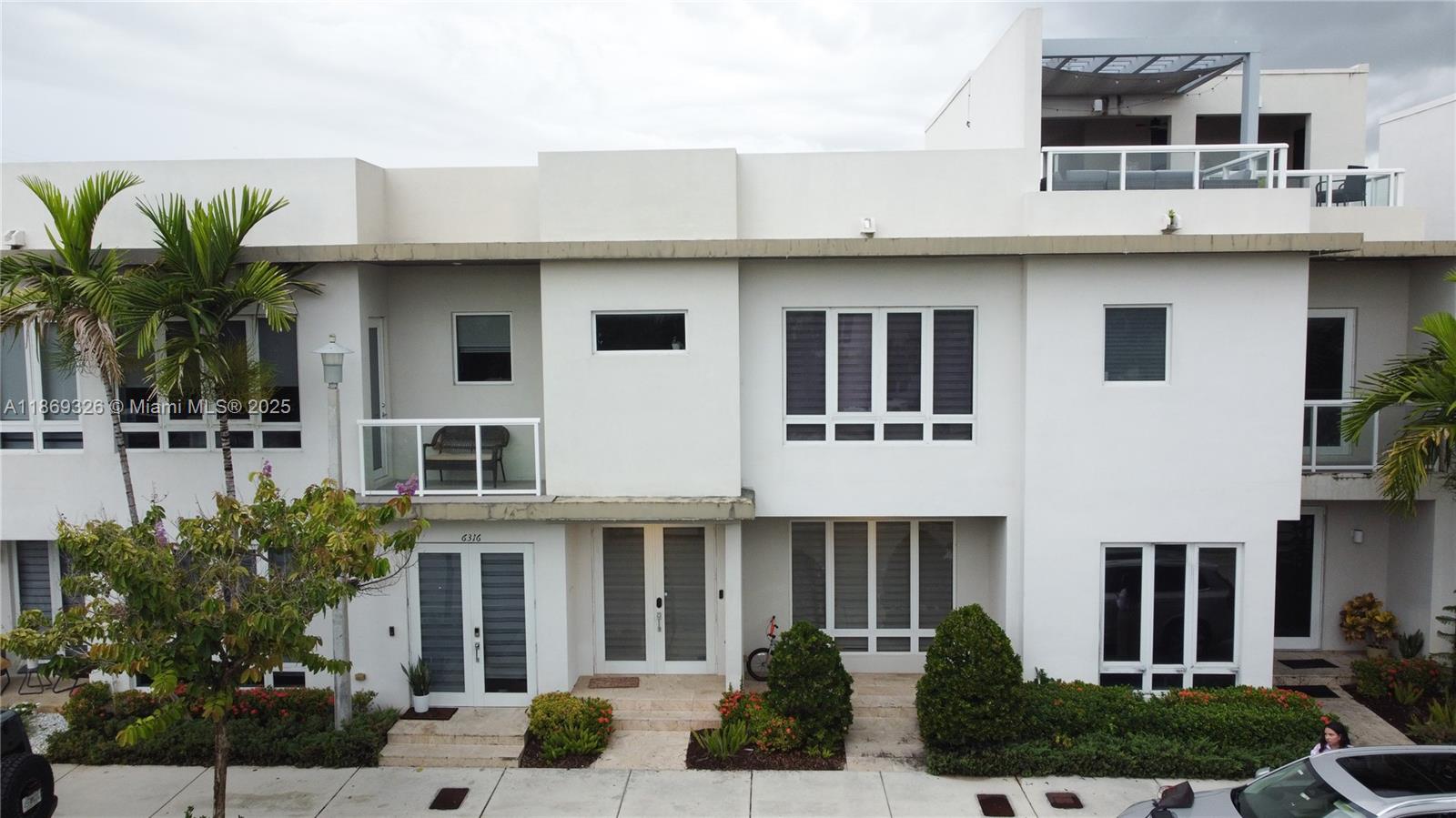 6318 NW 104th Path, Doral FL 33178