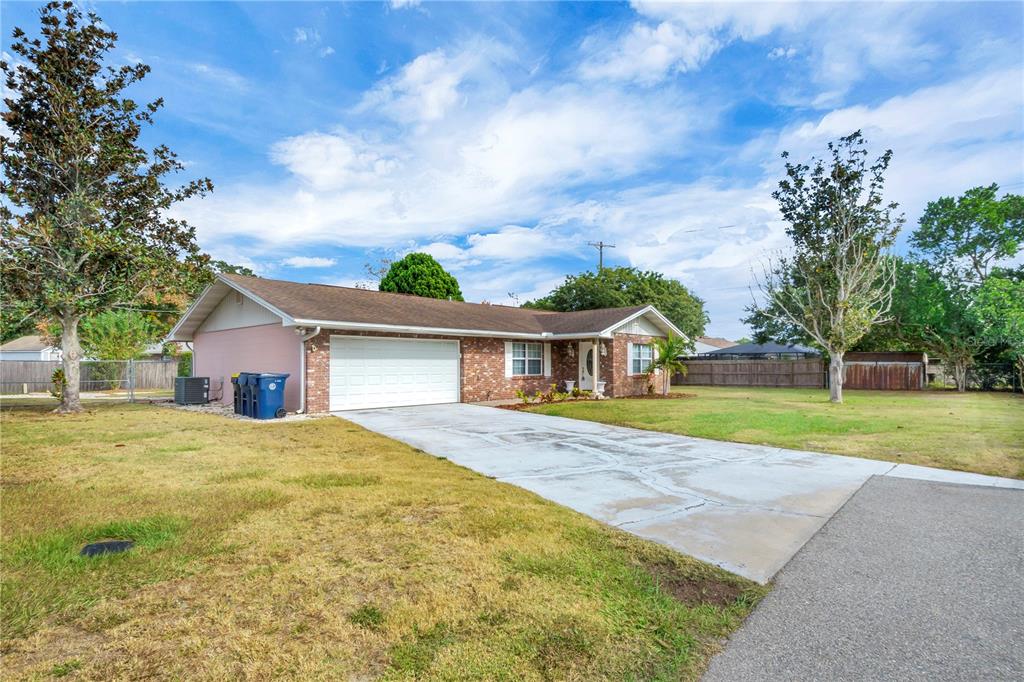 A single-story brick and stucco house with a two-car garage and a concrete driveway — 1206 SUSAN LANE, AUBURNDALE, FL
