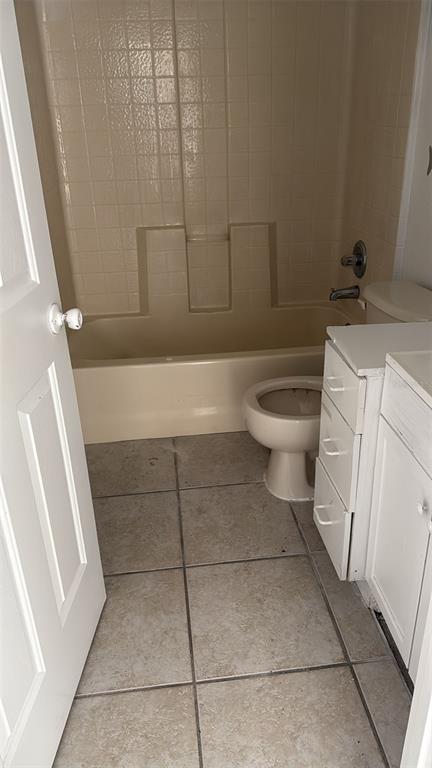 A bathroom features a beige tub-shower combo, a white toilet, and a white vanity cabinet — 2930 GRAYTON STREET, DELTONA, FL